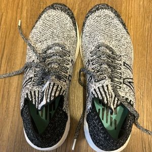 Women New Balance Cruz Fresh Foam size 7.5 Black/Gray